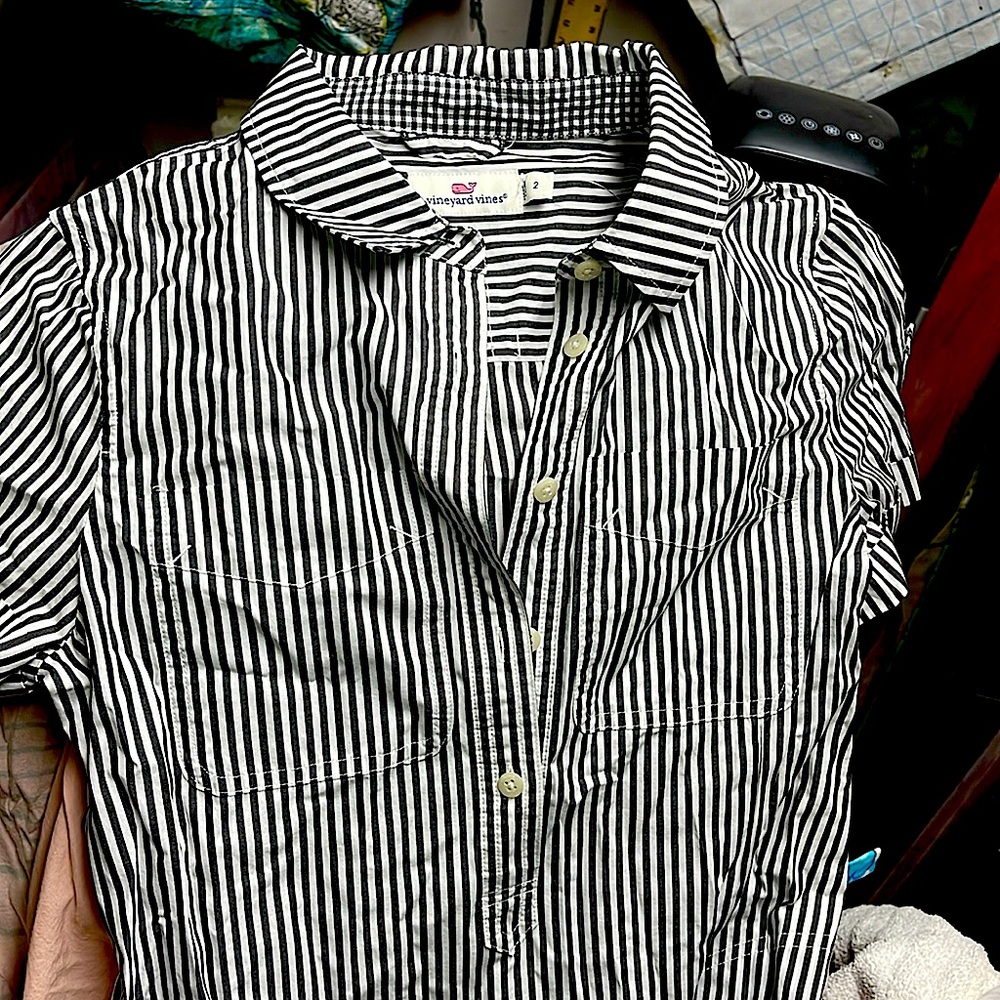 This is a very cute Vineyard vines black, and white shirt dress.